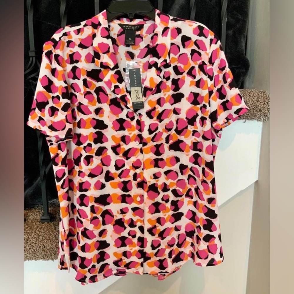 NWT Investments Abstract Geo Collar Botton Top with Short Sleeves size LP